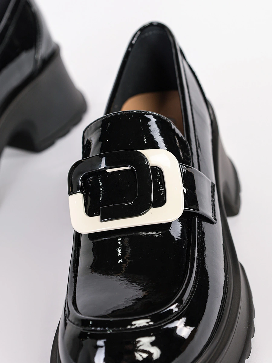 Лоферы лакированные черного цвета на высоком каблуке